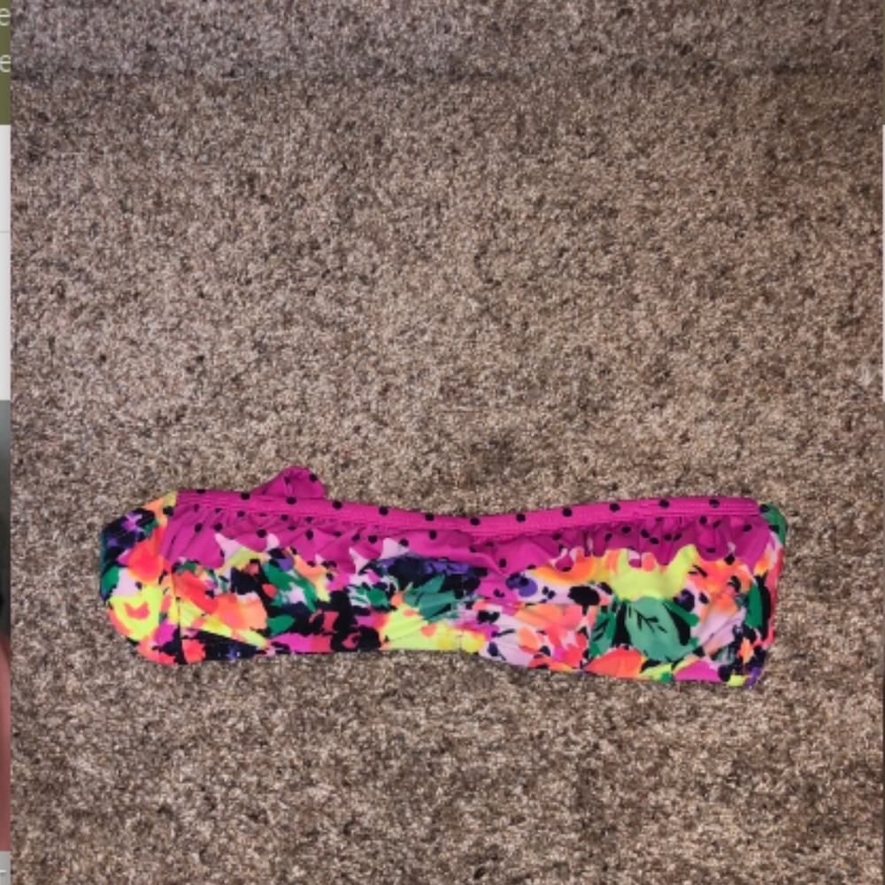 Ruffled multicolor strapless bikini top